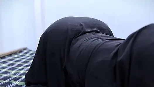 Merhaba ben ateşli Arap Müslüman bakire kızım şişman domuz gibi büyük götüm var lütfen geniş amcığımı sikebilir misin?