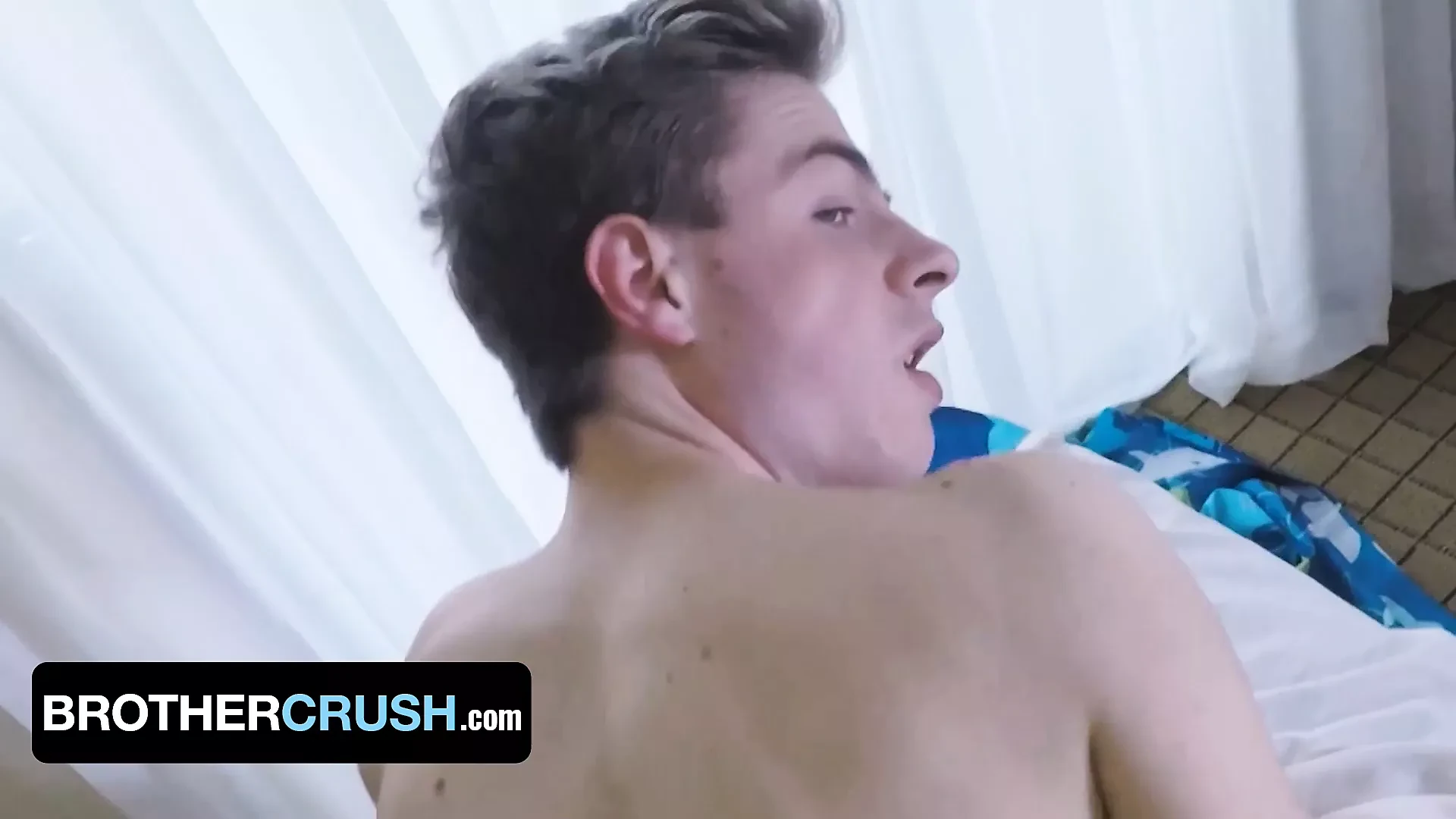 Abang Crush - Twink panas dengan mimpi basah mengaku kepada abang tirinya tentang nafsu berahinya