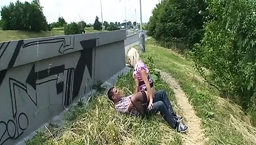 Siyah çoraplı bir sarışın için açık havada sikiş