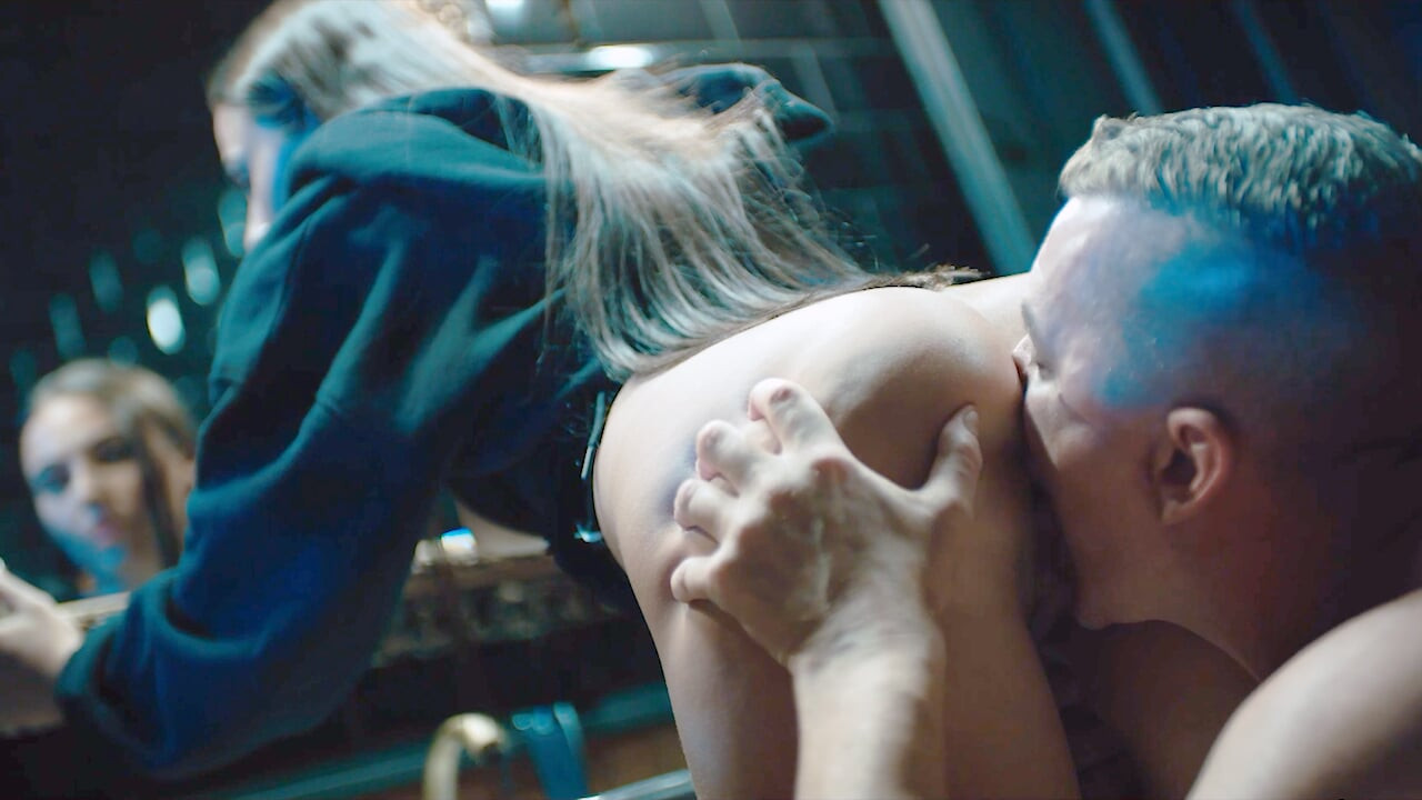 Ladra freeuse por proprietário - fetiche de parar de congelar com morena gostosa Milan Cheek