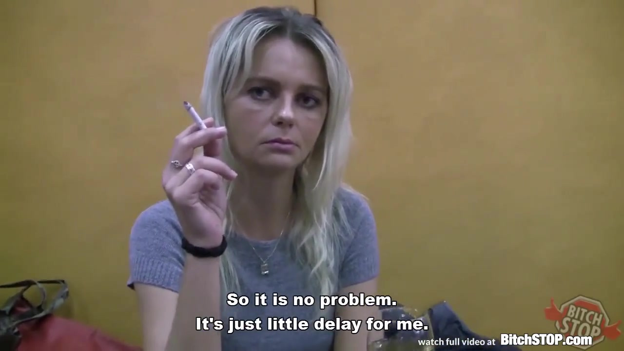 婊子站 - 金发捷克熟女在公交车站被接