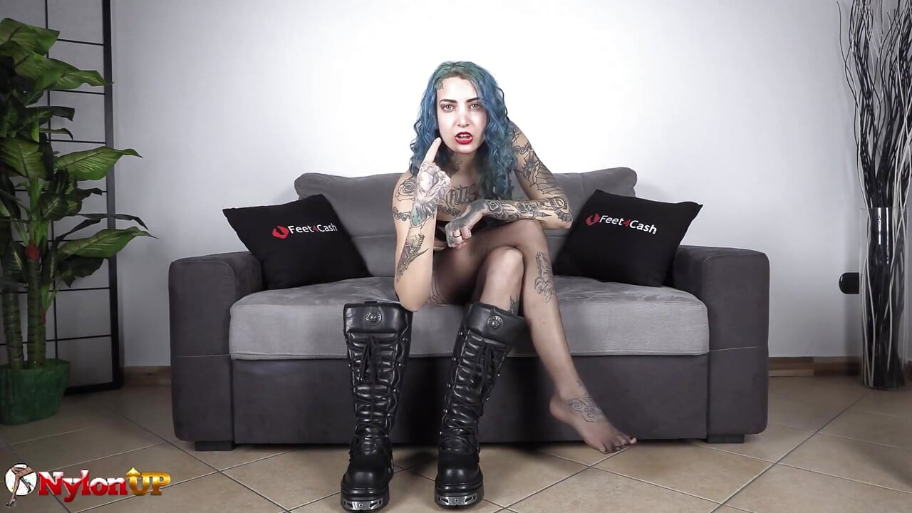 לילי בייל מתגרה ומשתינה על זין קטן