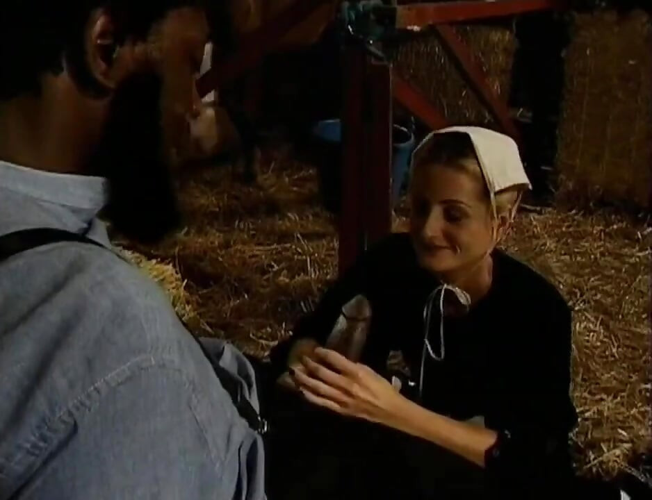 Un énorme black musclé encule une blonde à gros nichons en train de se doigter la chatte (film original complet.)