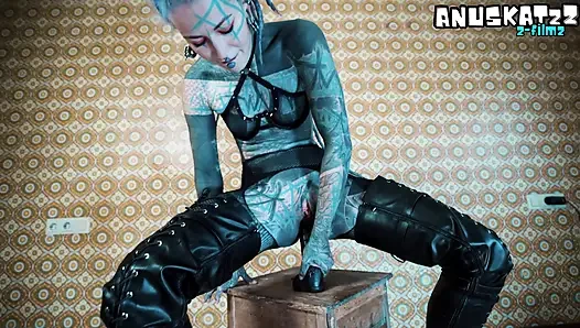 Sesi tinta & tindik logam seluruh tubuh - kulit hitam & tumit, sesi dudukin kursi brutal dengan dildo hitam yang mengerikan