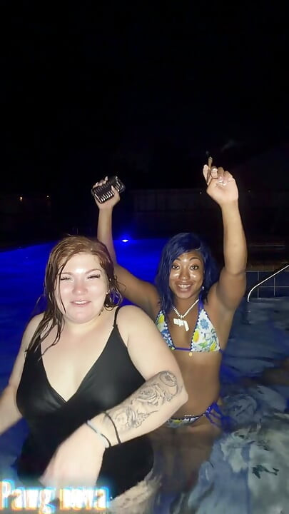 En la piscina con mi mejor amiga Fijii pornbox y Str8rich follándonos duro sin piedad