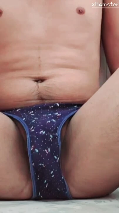 Seksowny chłopak szarpie majtki cioci i spuści💦 się na nią