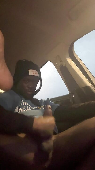Tener una sesión de masturbación en el auto afuera porque me aburrida con paja
