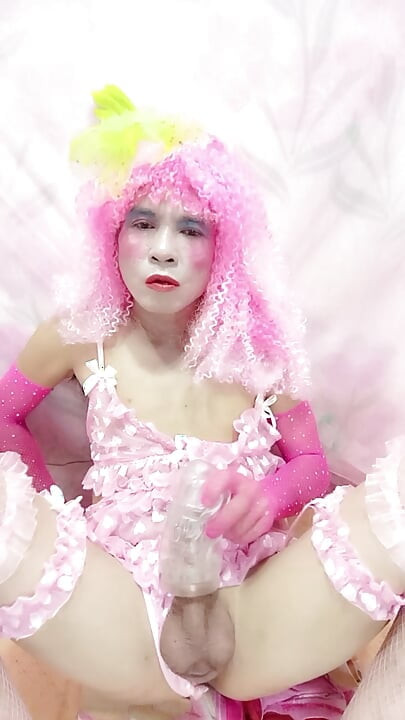 Oanh Le transgender w seksownej bieliźnie grająca na syntezatorze
