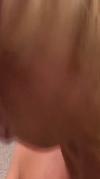 Blond tenåring blir med på blowjob-challenget og er glad for å dele det med følgerne sine! | Klipp 2