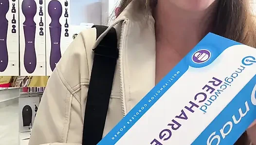 Sex-vlog! Suchen Sie mit mir nach einem neuen Spielzeug ein und schau zu, wie ich es benutze!