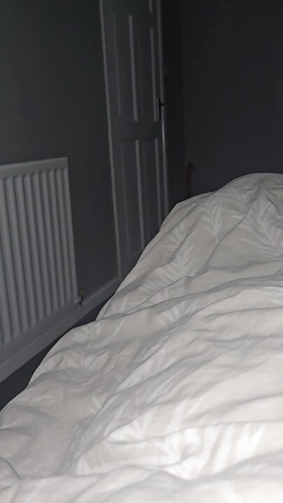 继母手滑进继子勃起的大鸡巴和手淫他的鸡巴