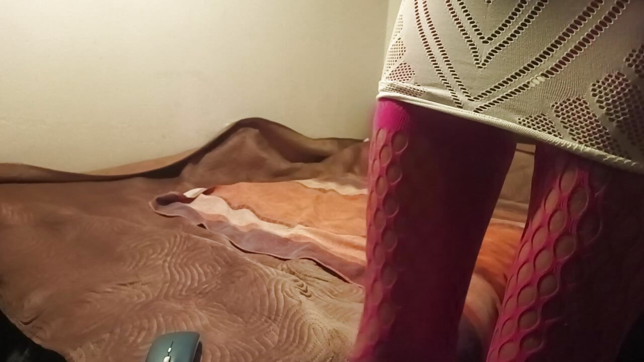 Sissy djevojka u ružičastoj mrežastoj mreži