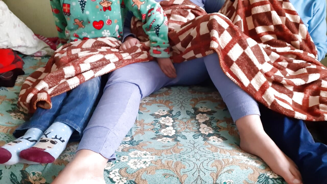 우리 세 명이 TV 시리즈를 보는 동안 내 여친의 여동생이 나를 따먹어