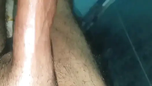 Hintli kadın elle muamele çekiyor