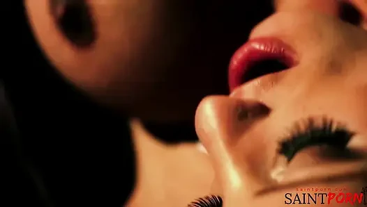 Erotica Writer пробует темные похоть и фантазии великолепных женщин