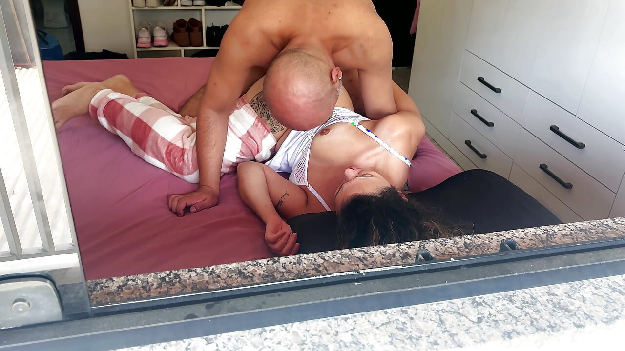 Làm tình của cặp đôi lãng mạn với một cú thổi kèn và xuất tinh bên trong.