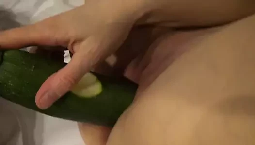 Noch ein Doppelvaginalfick mit Zucchini und Schwanz
