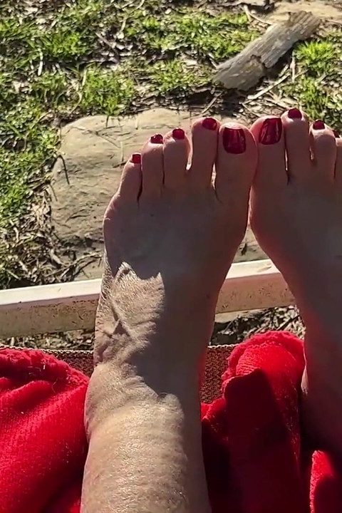 Fan Request Granny Naked in Sun Shows Dirty Rough Soles & Toes GILF