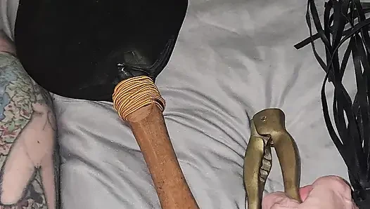 Gadis penurut ini muasin memeknya pakai stoking nilon, beberapa tali, dan ballbusting