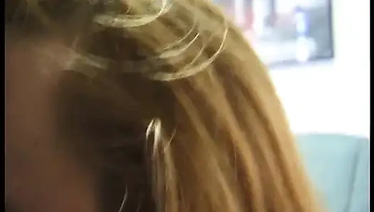 Güzel azgın orta yaşlı seksi kadın bu yarağı profesyonel fahişe gibi emiyor