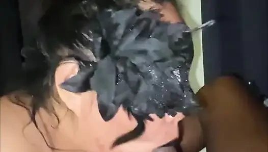 Ailesi evde yokken Asyalı üvey erkek kardeşine gırtlağına kadar sakso çekiyor