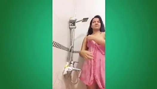 Une fille de Sl prend un bain