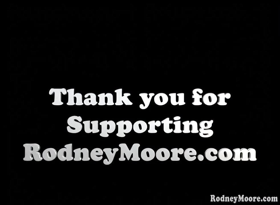 Retro schlucken von dünner, heißer august-streberin