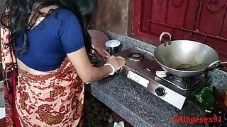 Esposa indiana em saree vermelho fode com filho da puta duro (vídeo oficial de villageex91)