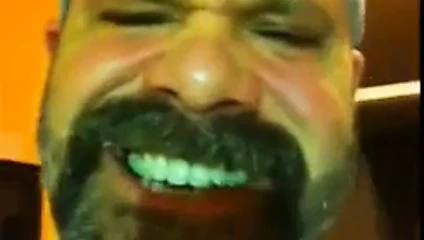 Sıcak redneck okşayarak ile horoz yüzük