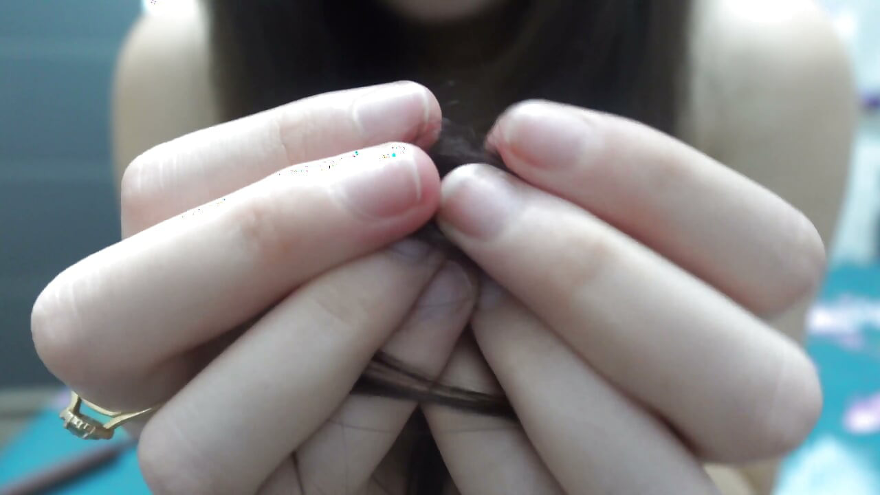Hintli bir kız saçlarını çıplak taraklıyor, sonra saçlarını tararken asmr videosu çekiyor, sonra yakın çekim gösteriyor ve asmr yapıyor