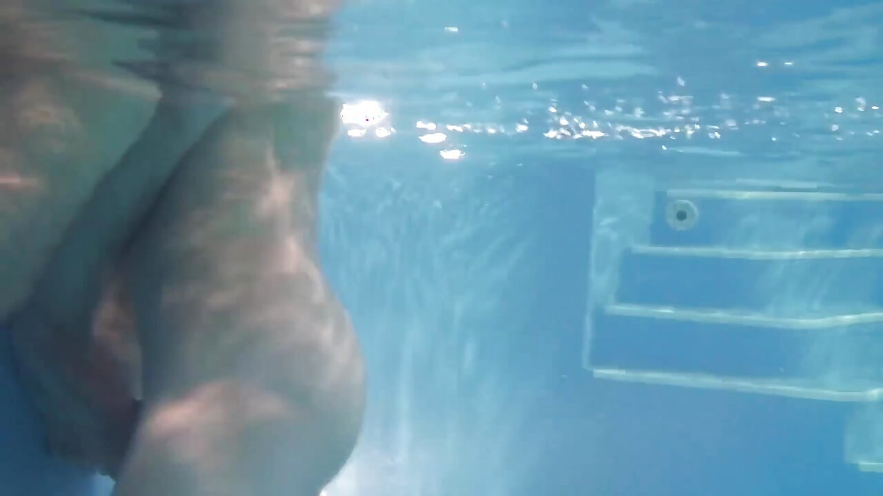 Videoclip exclusiv Fără prezervativ: futai la piscină cu tipi fierbinți dornici de pulă