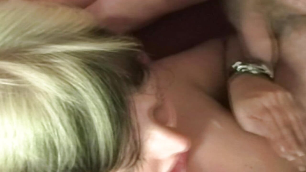 Γερμανίδα πουτάνα καταστρέφεται και γεμίζει με χύσια σε μια καυτή παρτούζα