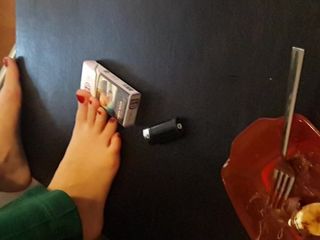 Les pieds de ma copine taquinent à côté d'amis, les pieds jouent avec ses orteils sexy