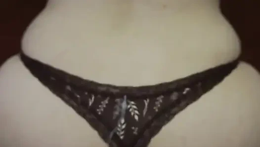 Фитнес-девушка отсасывает тренеру, который кончает в ее задницу