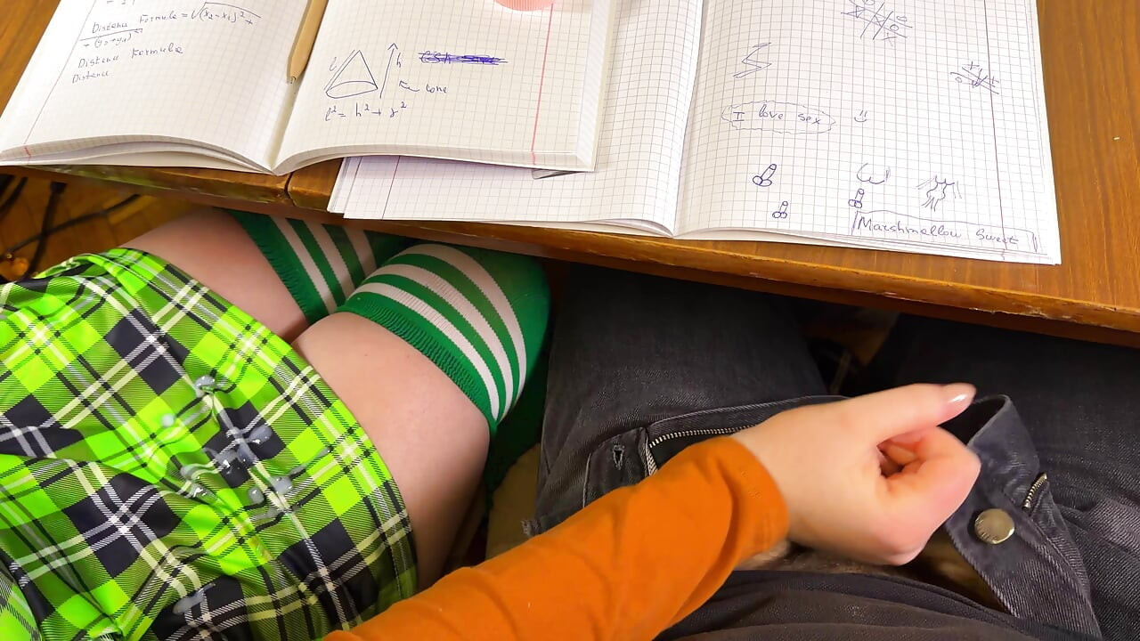Colegiala dándole paja en clase de MATEMÁTICAS debajo de la mesa en la escuela. Masturbación arriesgada en una clase pública