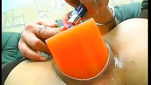 Esmer olgun sürtük yiyecek ve büyük mumla deliklerini sikerken çorap giyiyor