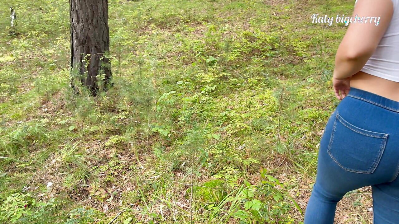 Une belle-mère surprend son beau-fils en train de se masturber pendant une randonnée dans les bois