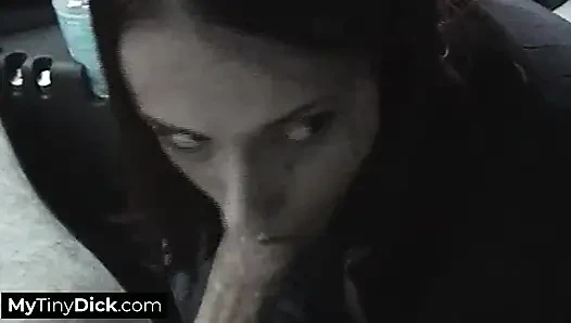 Грудастая крошка в машине сосет маленький хуй ее подруги