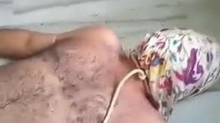 Une esclave indienne punie par sa maîtresse