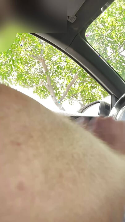 BeENJoY - Ze kijkt naar me terwijl ze in haar auto stapt. Ze keek meerdere keren voordat ze de parkeerplaats verliet