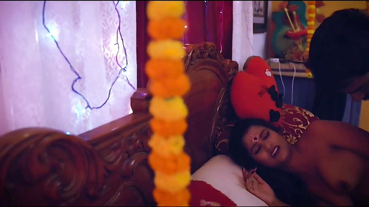 Suhagraat me pati ko behoshh karke boyfriend se chudwae