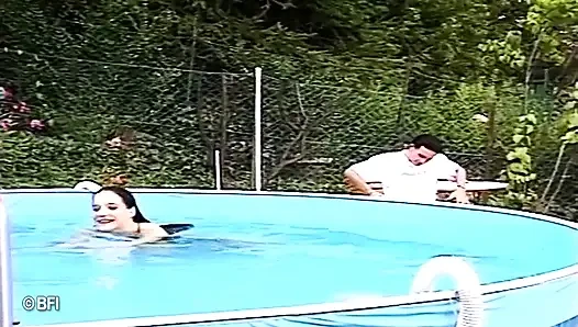 Training für joha, die ihren arsch im garten versohlt