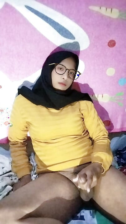 Hijab-clad waria wants to come home from work wanting to blow and sniff