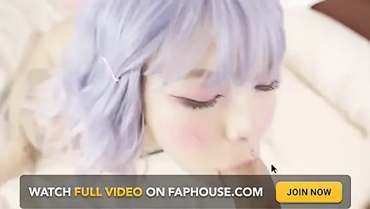 Тинка делает сочный минет с камшотом на лицо. Карнели Банди