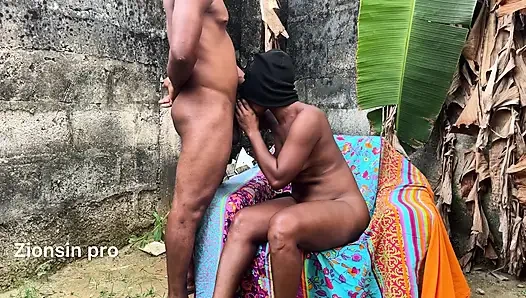 Afrikalı Sıcak Havada açık Havada Ateşli Sikişiyor