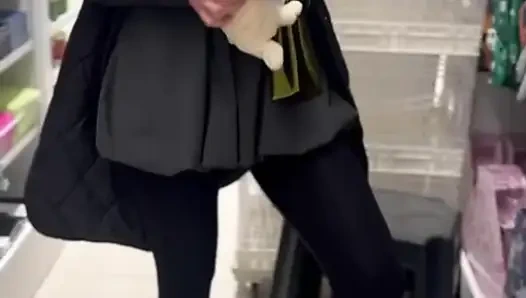 Сексуальная девушка в магазине