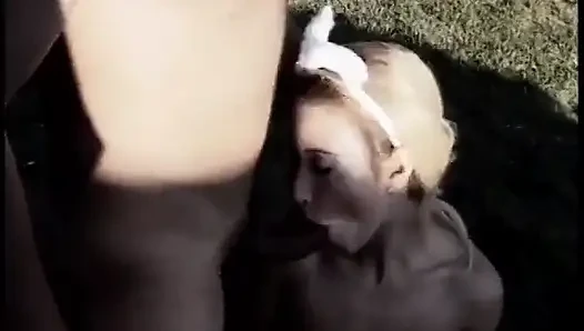 Seksi sarışın arka bahçede götünü siktiriyor