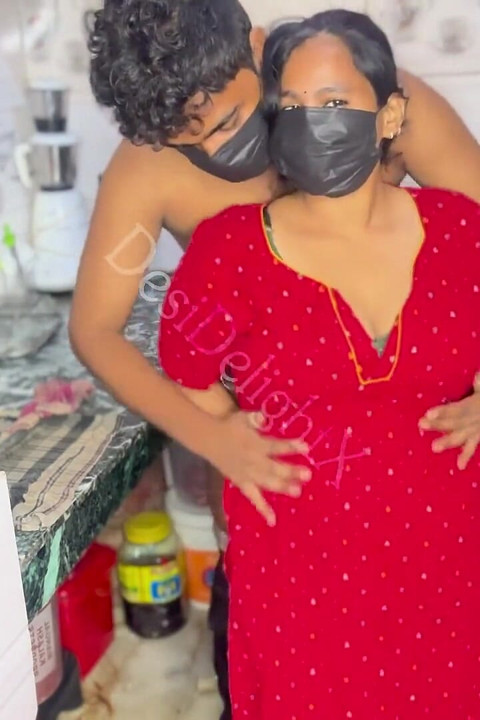 Bhabhi wzywa Devara w kuchni na namiętny seks po raz pierwszy