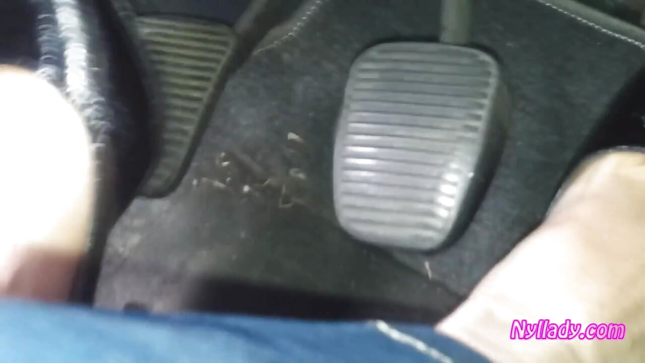 Conducir y revving en bombas negras a pie desnudo