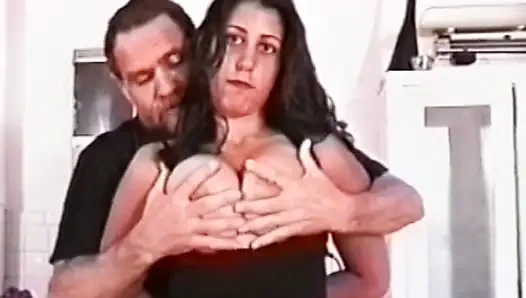 Милфу с большими сиськами связывают, заткают рот кляпом